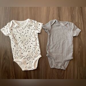 Hanes White and Gray Bodysuits Soft Stretchy One Pieces size 6-12M